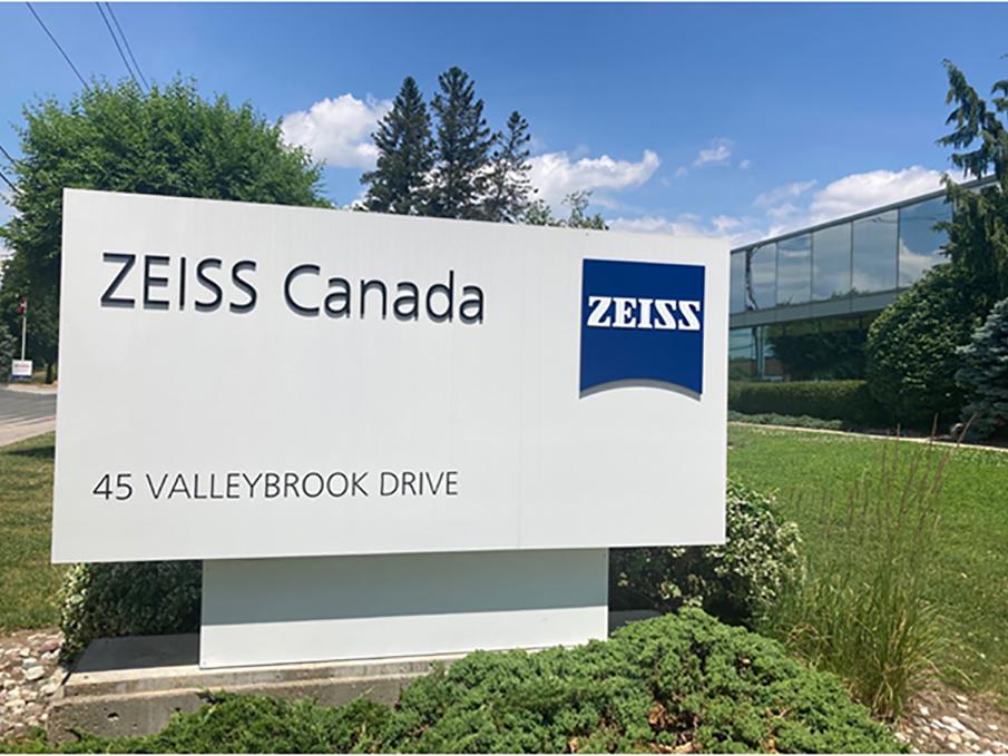 ZEISS Canada - un panneau pour ZEISS Canada devant le bâtiment