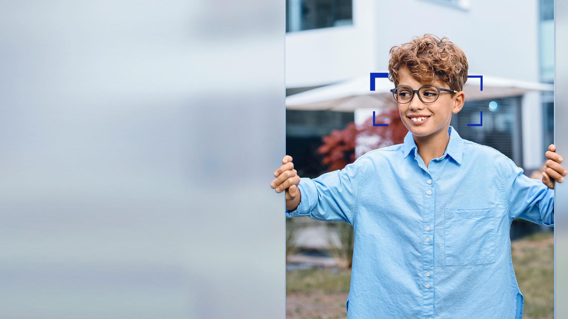 Jeune garçon portant des verres ZEISS SmartLife Young