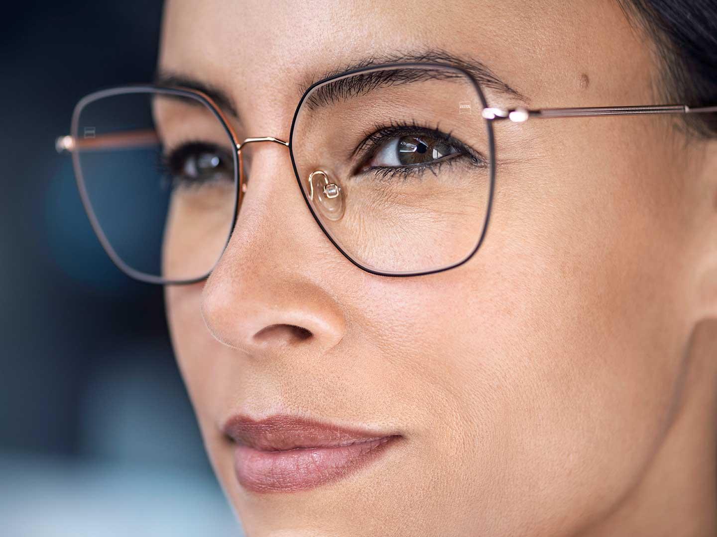 Une teinte comparable à celle des lunettes de soleil à l’extérieur et une clarté parfaite à l’intérieur
