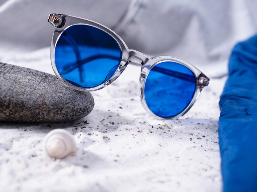 Light blue tinted sunglasses outlet