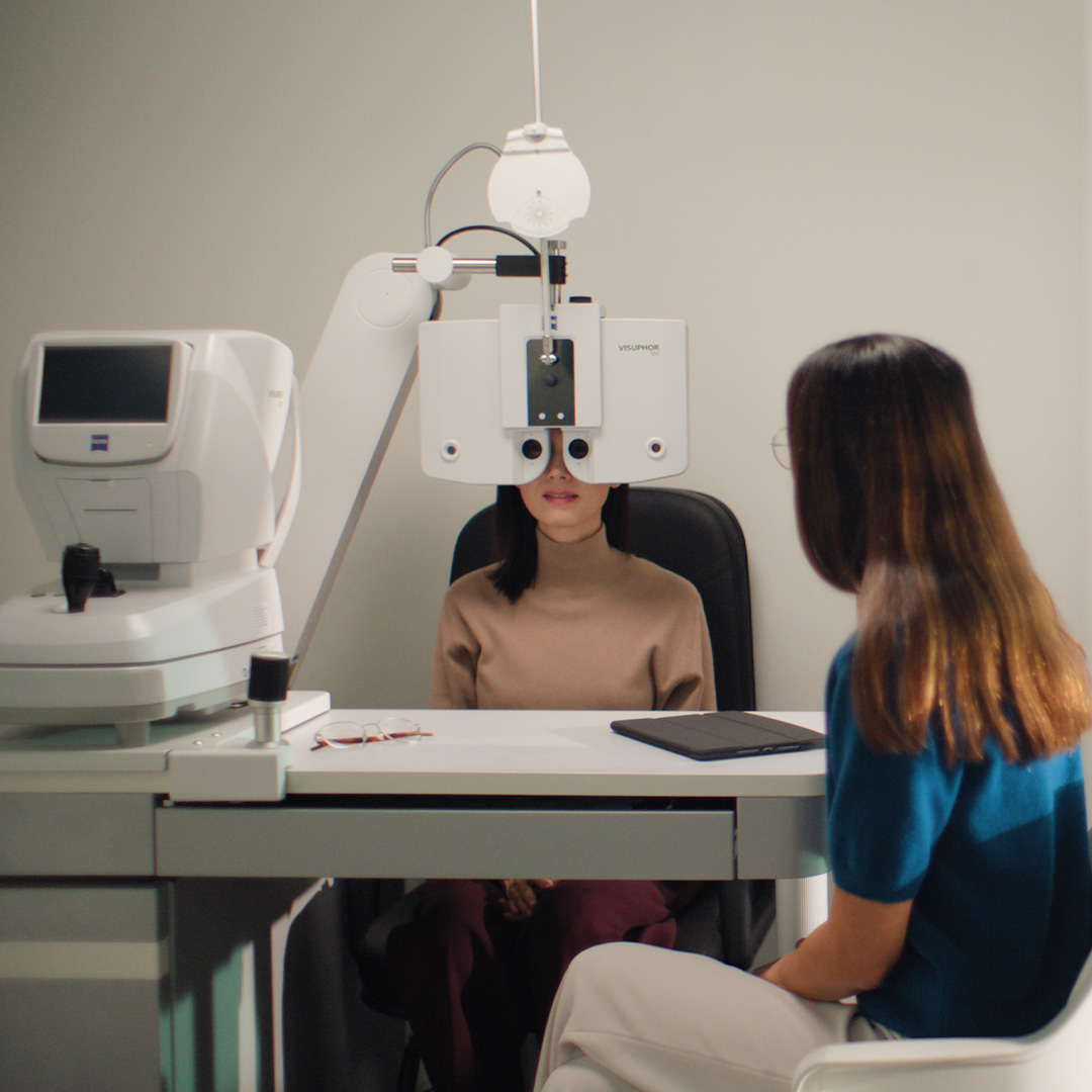 Une femme se fait examiner les yeux.