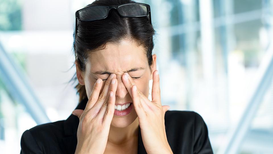 Certaines personnes souffrent de maux de tête pendant des années sans en connaître la cause.