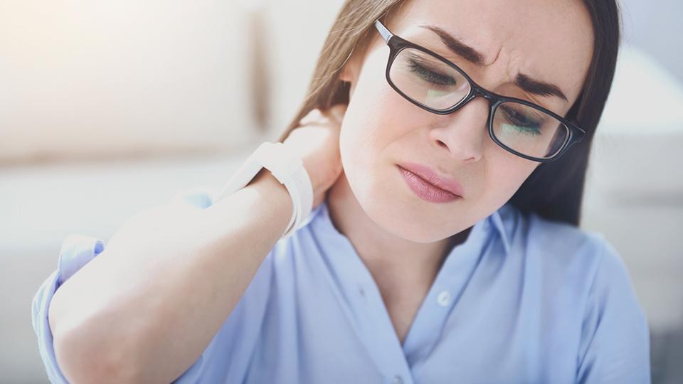 Passer une longue journée de travail devant un écran peut entraîner des douleurs dans le cou, le dos et les épaules.  