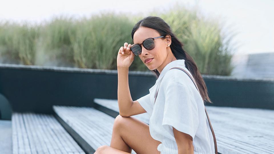 De nombreux porteurs de lunettes sont fatigués d&apos;avoir à passer sans cesse de leurs lunettes habituelles à leurs lunettes de soleil.  