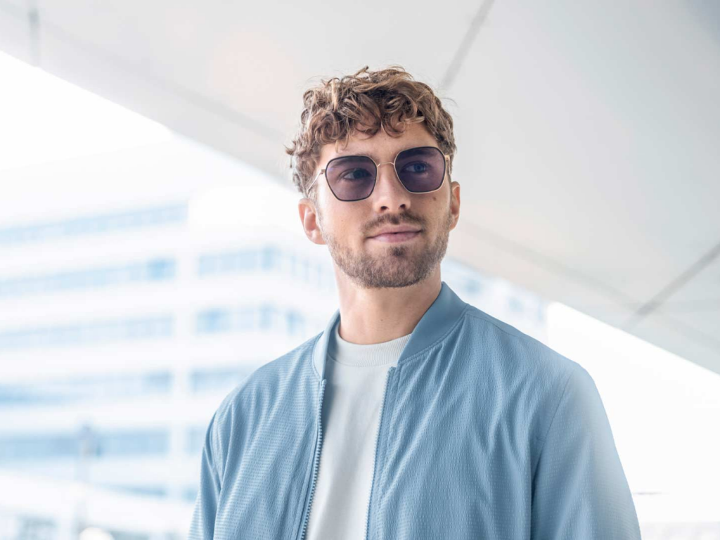 Self tinting sale glasses