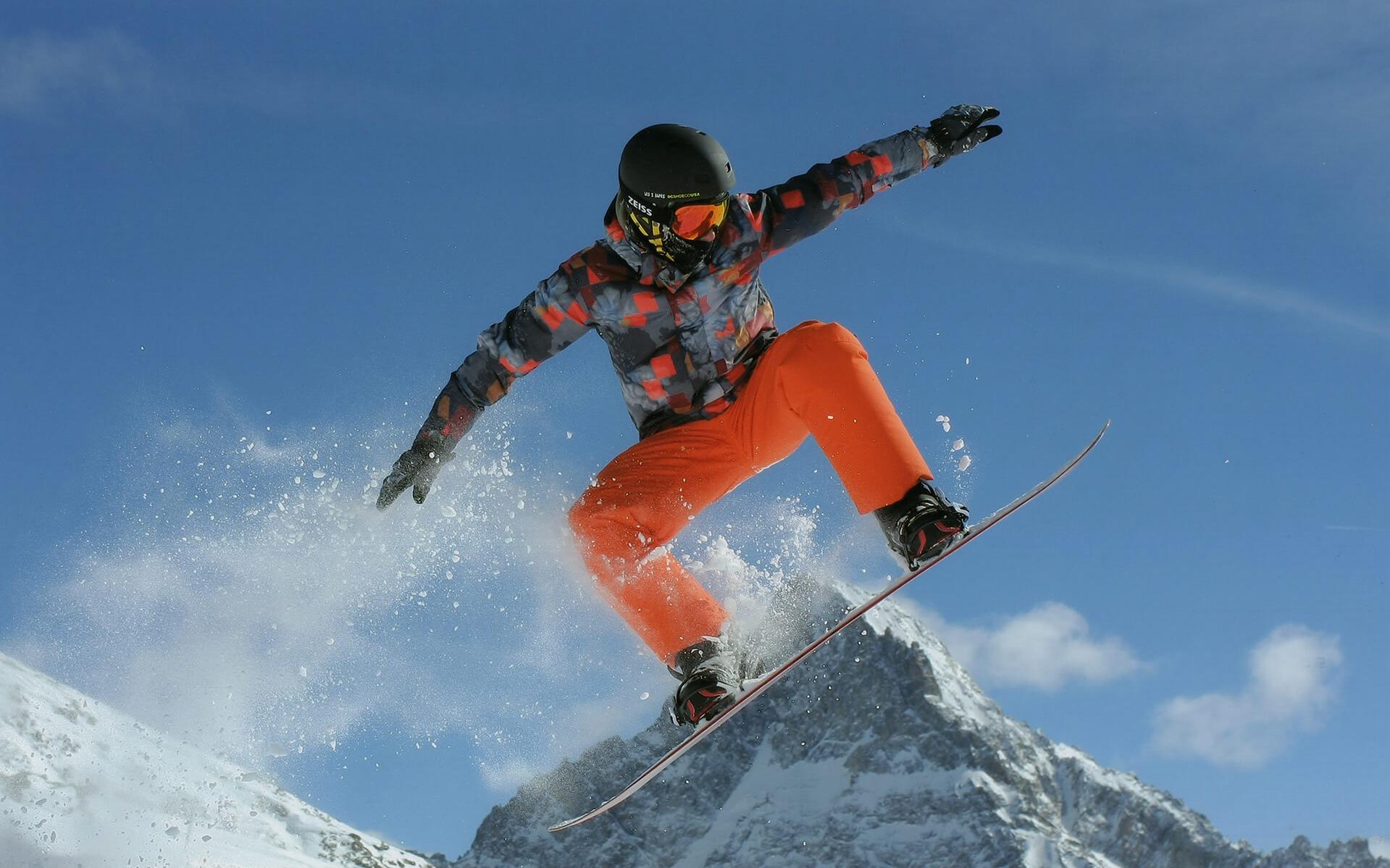 A convenient alternative for skiing and water sports: sports eyewear with your prescription or daily contact lenses.