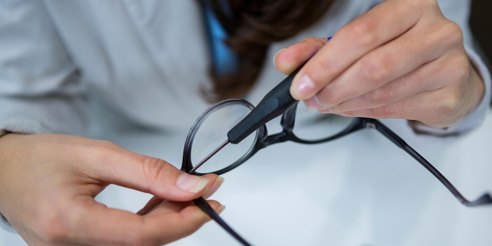 Anciens verres de lunettes et nouvelles montures.