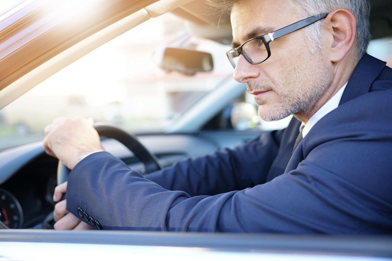 Portrait d'un homme d'affaires conduisant une voiture pour aller travailler