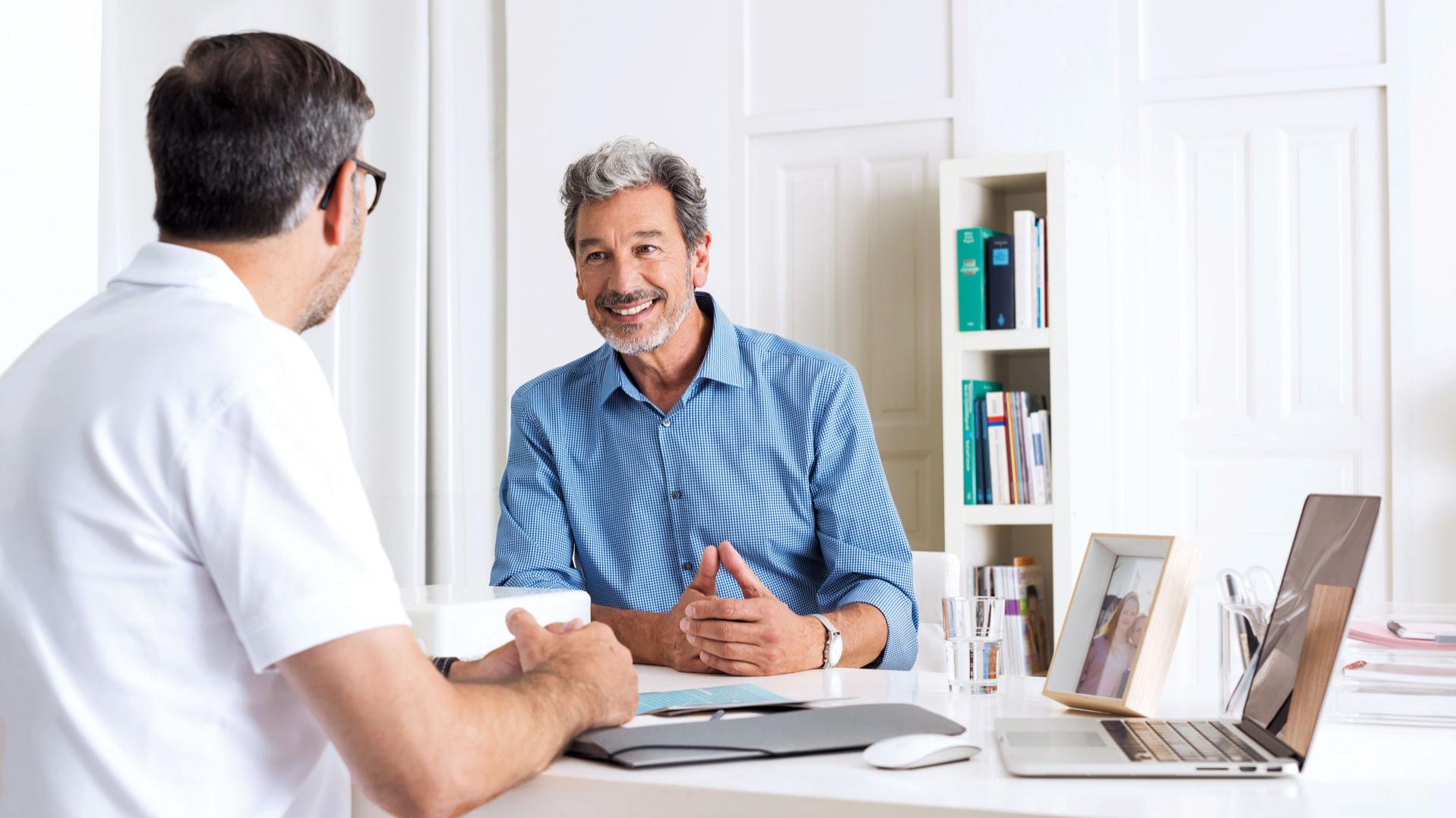 Cataract patient and doctor discussing questions about cataract treatment.