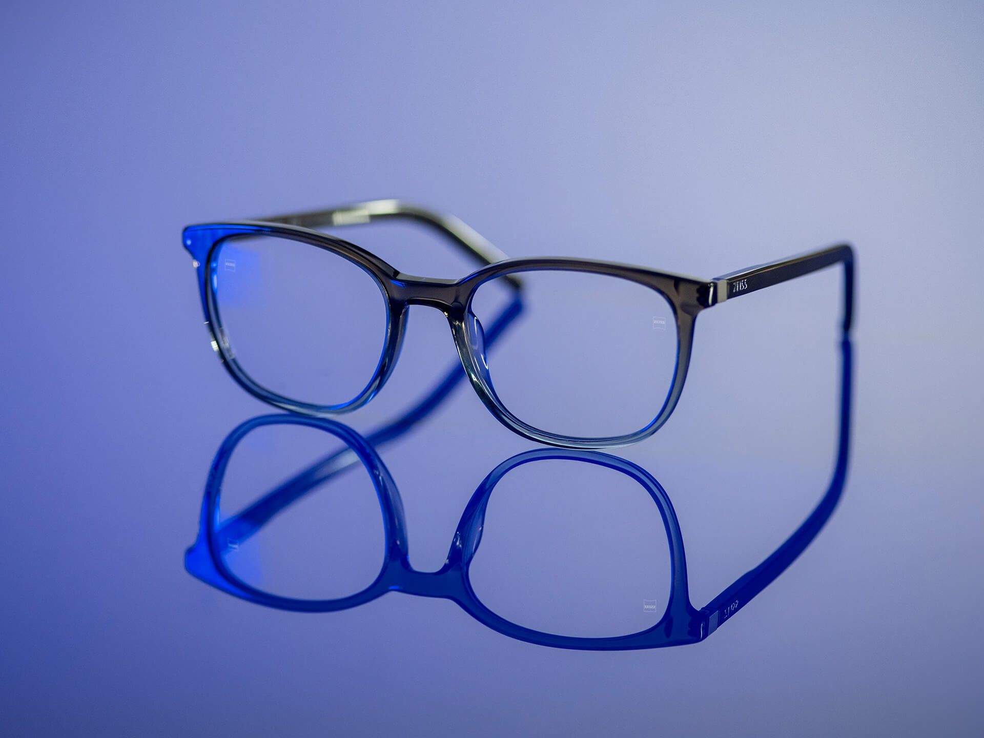 Lunettes présentées dans une lumière bleutée équipées de verres en matériau BlueGuard. Seul un reflet bleuté très faible est visible sur les verres.