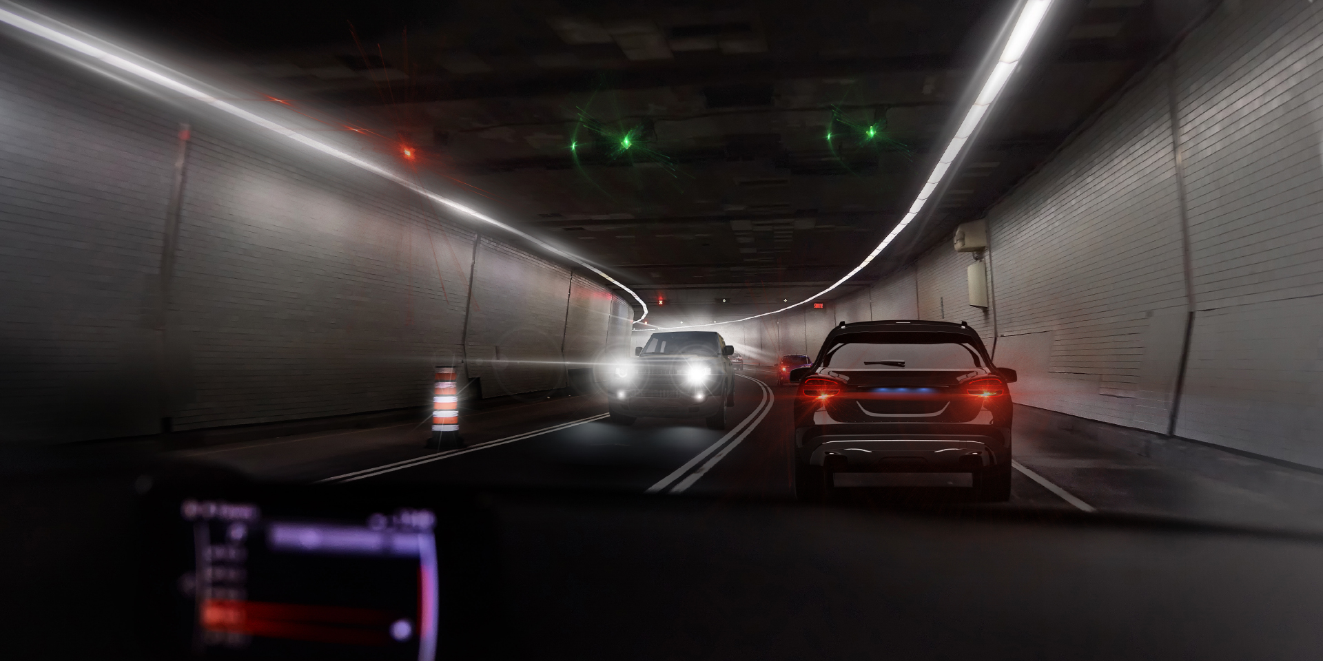 Deux images du point de vue d’un conducteur dans un tunnel avec des voitures venant en sens inverse, montrant l’éblouissement causé par les voitures et les lumières du tunnel sur une image, et une réduction considérable de l’éblouissement sur l’autre image.