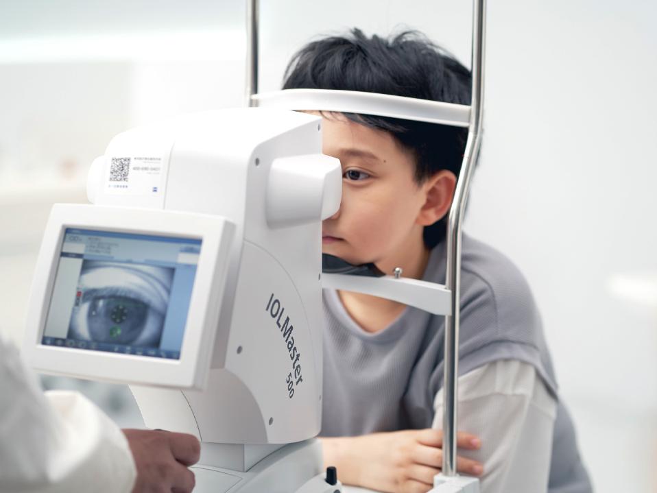 Les yeux d’un petit garçon sont examinés à l’aide d’un ZEISS IOLMaster.