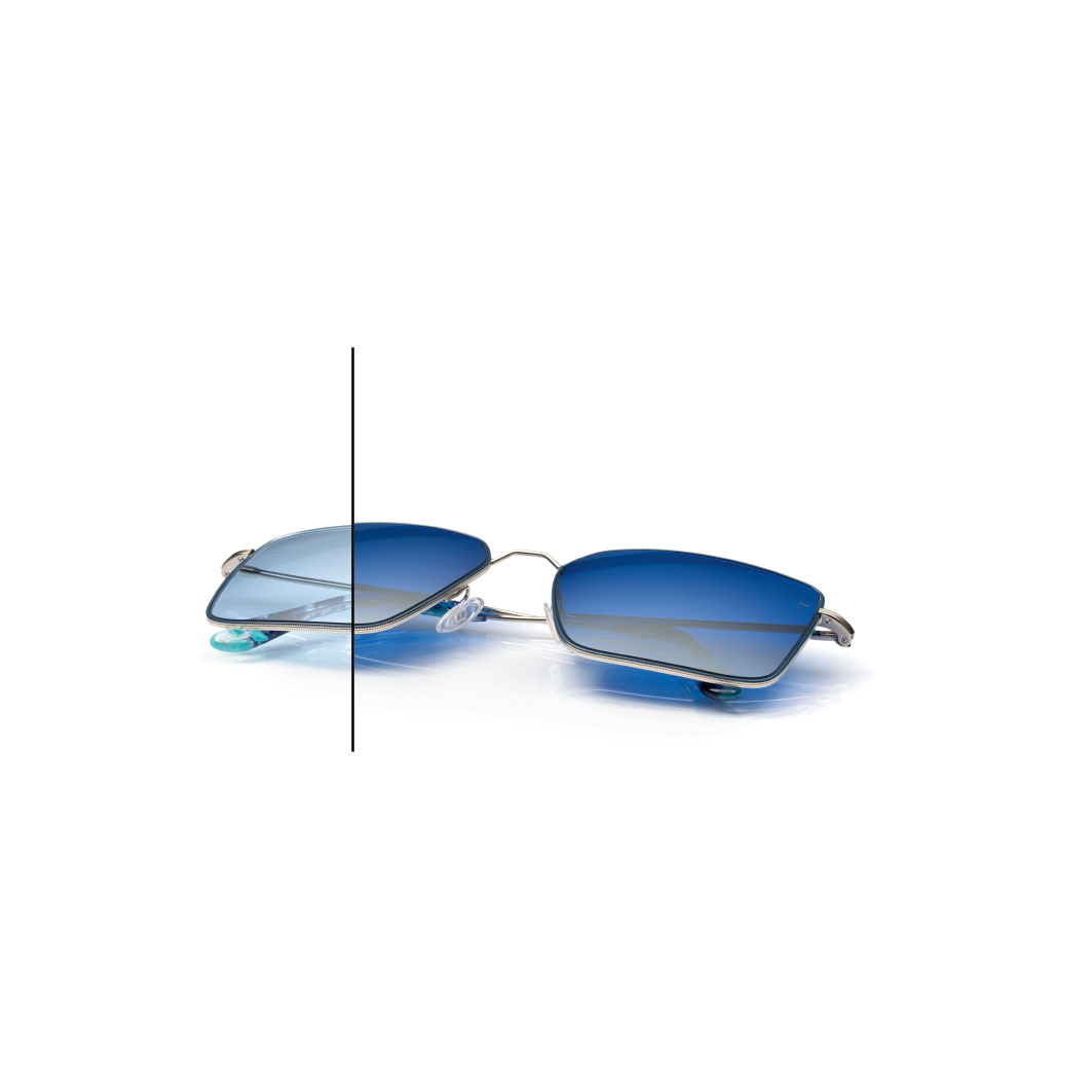 Lunettes avec des verres ZEISS PhotoFusion X couleur bleue avec un traitement miroir ZEISS DuraVision Flash couleur Diamant. Une moitié d’un verre n’est pas complètement assombrie pour montrer la différence de couleur.