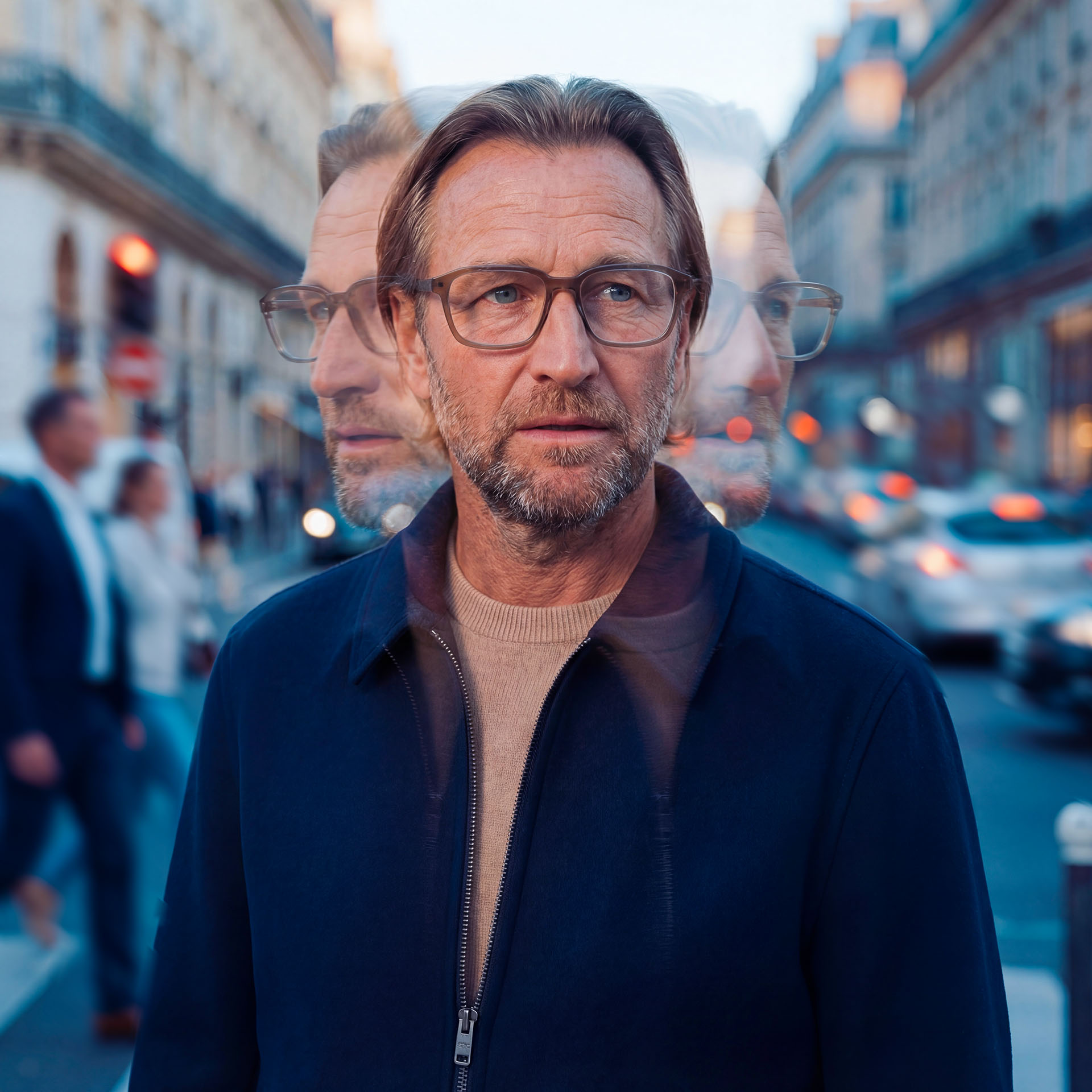 Une personne portant des lunettes conventionnelles dans une rue bondée avec des effets multi-exposition. 