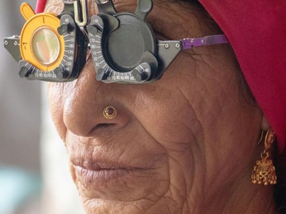 Femme âgée portant des lunettes de réfraction.