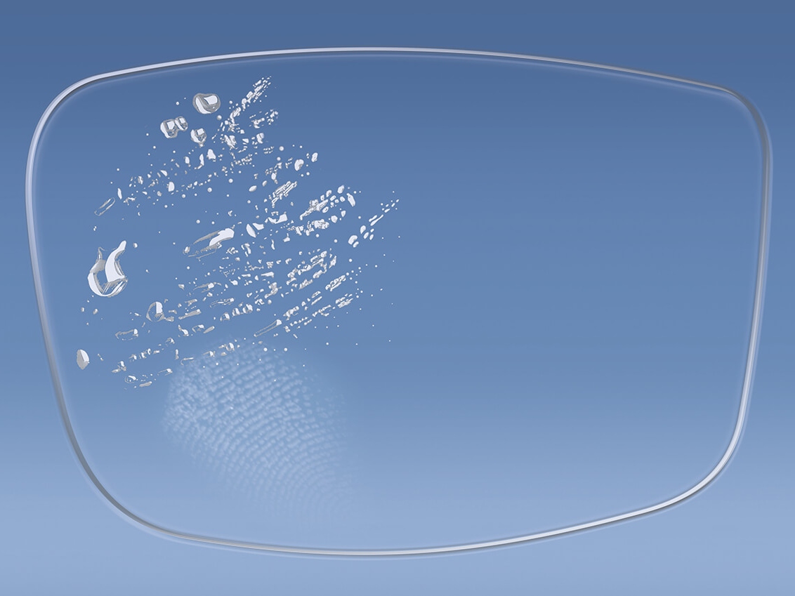 Illustration d’un verre avec et sans traitements ZEISS influençant la facilité de nettoyage de la surface