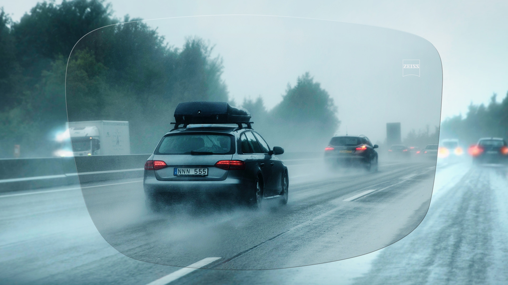 Vue à travers les verres unifocaux individualisés ZEISS DriveSafe sur une autoroute par temps de pluie 