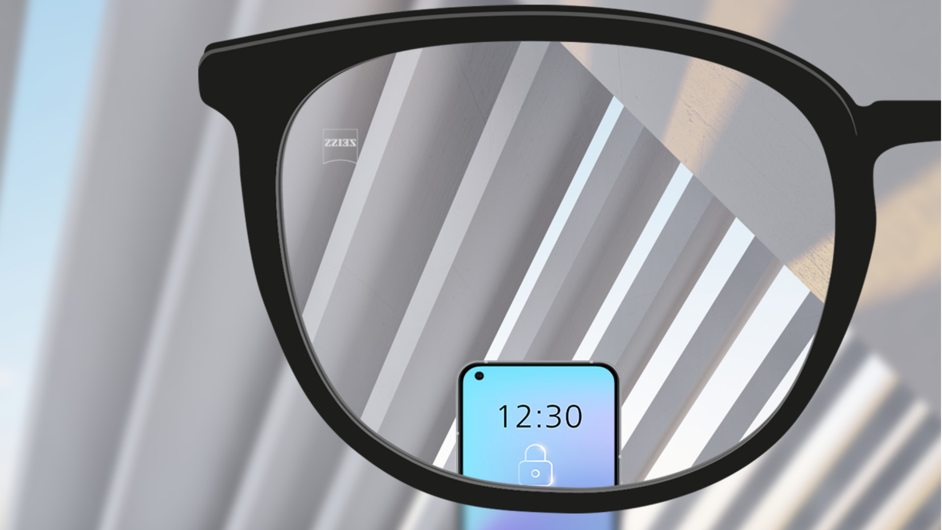 Une image du point de vue des verres ZEISS Single Vision SmartLife avec un smartphone et le verre entièrement clair.