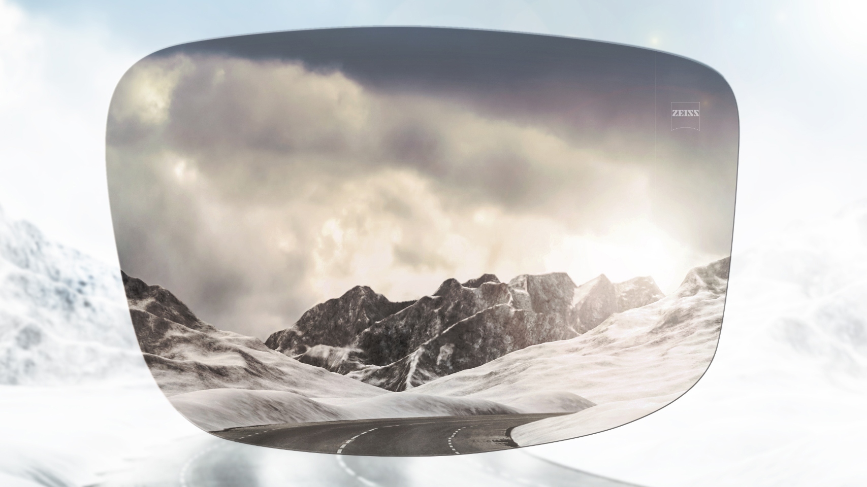 Vue d’une route de montagne enneigée avec et sans verres polarisés. Avec des verres polarisés, l’éblouissement est réduit pour une vue plus nette devant soi.