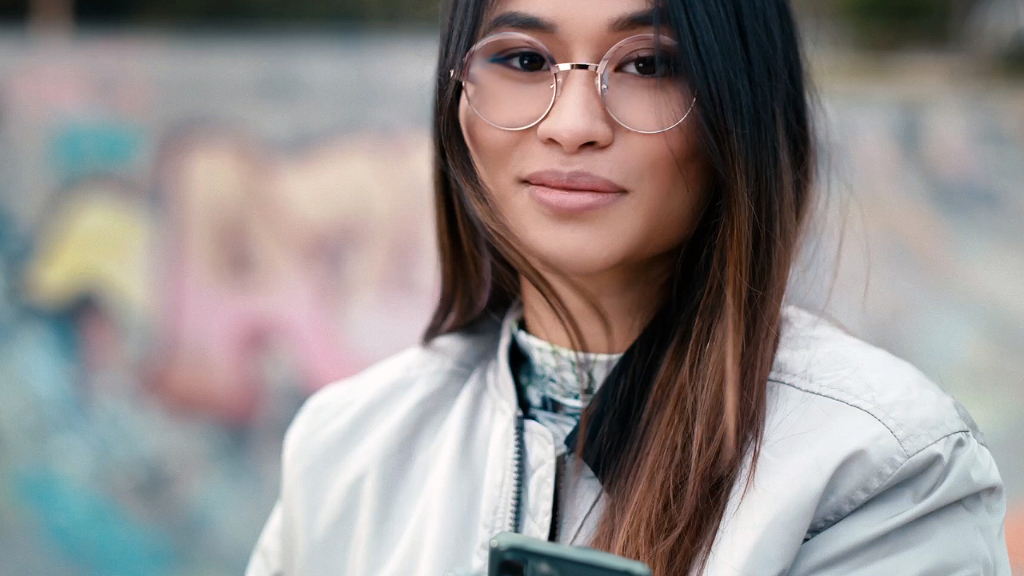 A young woman in a skatepark wearing ZEISS SmartLife single vision lenses.