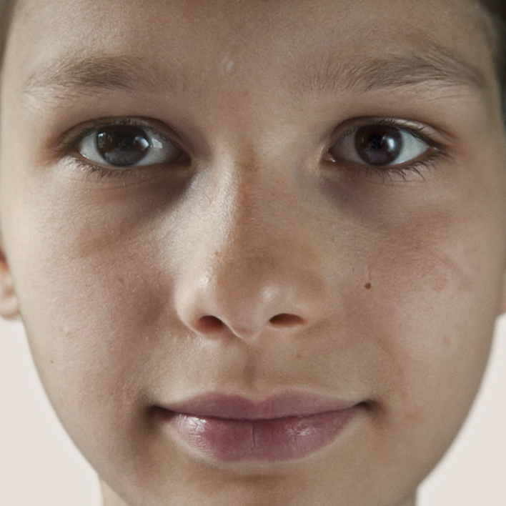 Transformation d’un visage d’enfant en adolescent puis en adulte.